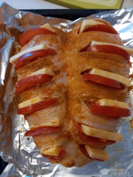 Рецепт: Куриная грудка на кости, запеченная в духовке - с помидорами и сыром