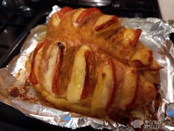 Рецепт: Куриная грудка на кости, запеченная в духовке - с помидорами и сыром