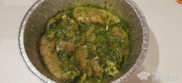 Рецепт: Куриное филе в зеленом маринаде - Запечённое с молодыми кабачками.