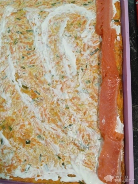 Рецепт: Морковный рулет с творожной начинкой - И красной рыбой