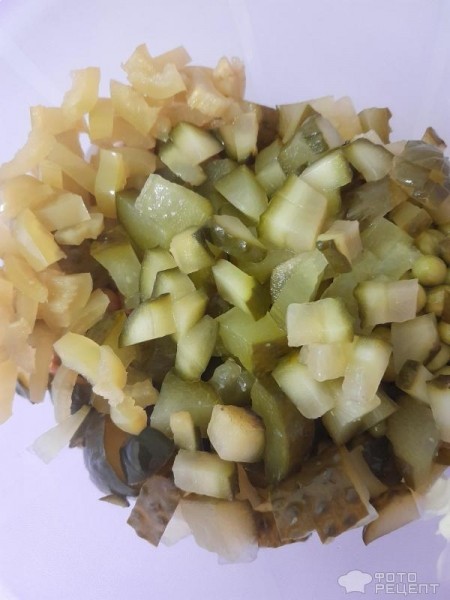 Рецепт: Салат "Фасоль с сухариками" - Рецепт салата-пятиминутка! С маринованными огурчиками, горошком, сухариками и шпротами.