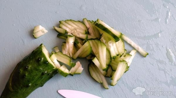 Рецепт: Салат из пекинской капусты - с огурцами и сметанной заправкой