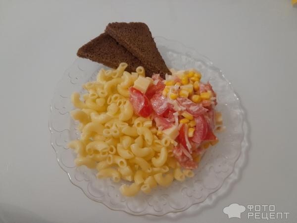 Рецепт: Салат из помидоров с луком - Лёгкий быстрый салатик за 5 минут. С кукурузой и сыром.