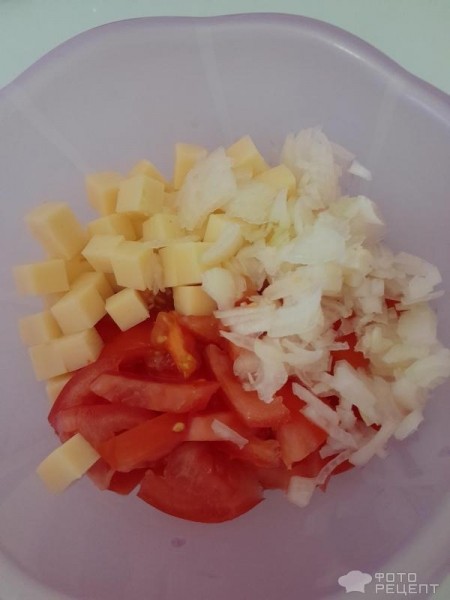 Рецепт: Салат из помидоров с луком - Лёгкий быстрый салатик за 5 минут. С кукурузой и сыром.