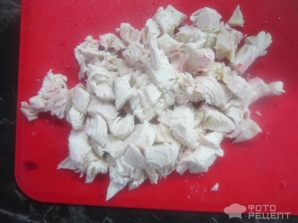Рецепт: Салат из свеклы и филе курицы - со сметаной и грецкими орехами