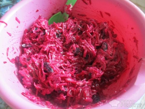 Рецепт: Салат из свеклы с чесноком - с черносливом