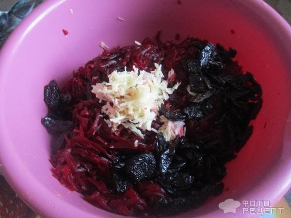 Рецепт: Салат из свеклы с чесноком - с черносливом
