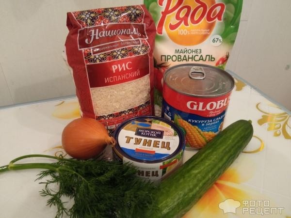 Рецепт: Салат с тунцом и кукурузой - Быстро, сытно, вкусно.