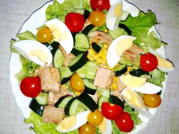 Рецепт: Салат с тунцом и кукурузой - Помидоры, тунец, огурец - салат "Просто Молодец"