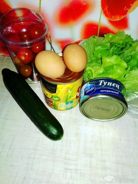 Рецепт: Салат с тунцом и кукурузой - Помидоры, тунец, огурец - салат "Просто Молодец"