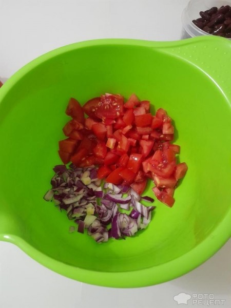 Рецепт: Сытный салат из фасоли - С хрустящими сухариками, копченой колбасой и помидорами. Очень быстрый рецепт вкусного салата.