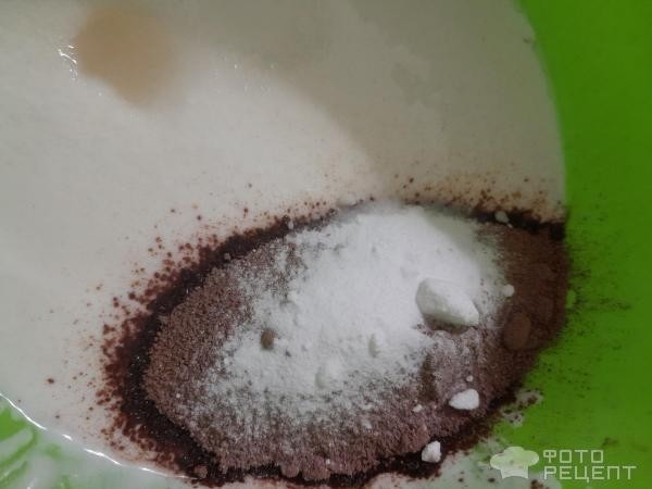 Рецепт: Торт "Баунти" - Шоколадный бисквит на кипятке с нежнейшим кокосовым кремом и кофейной глазурью.