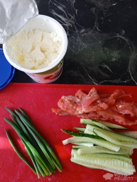 Рецепт: Закусочный рулет с форелью - С форелью и творожным сыром
