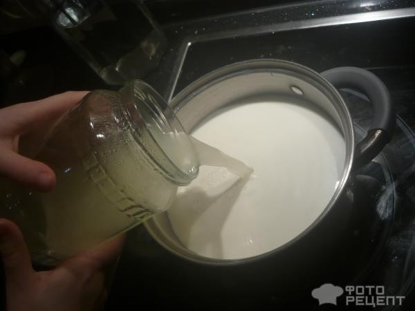 Рецепт: Домашний адыгейский сыр - молоко, кефир и соль - вот и весь секрет!