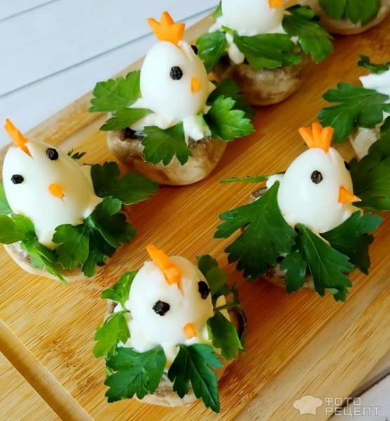 Рецепт: Фаршированные шляпки шампиньонов - цыплята в гнезде