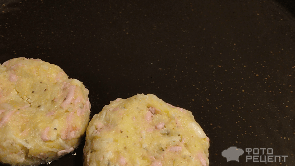 Рецепт: Картофельные лепешки - на сковороде! с зеленью, сыром, и сарделькой