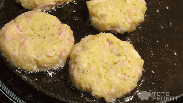 Рецепт: Картофельные лепешки - на сковороде! с зеленью, сыром, и сарделькой