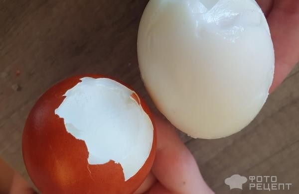 Рецепт: Крашеные яйца в луковой шелухе к Пасхе - яйца пасхальные с узором, с укропом и петрушкой