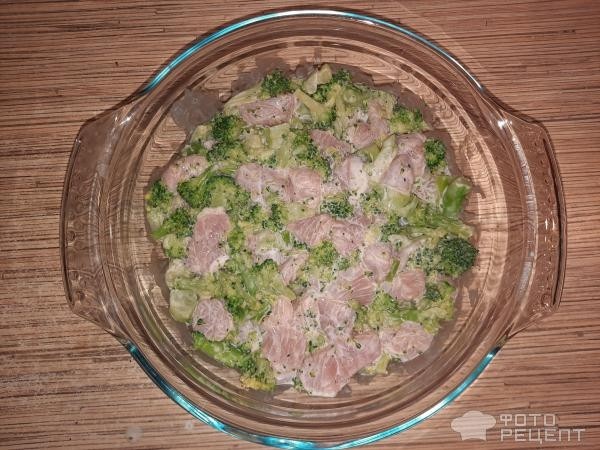 Рецепт: Кусочки индейки с брокколи в духовке - Со сметаной