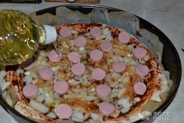 Рецепт: Пицца "Нельзя не соблазниться" - С сосисками на дрожжевом тесте