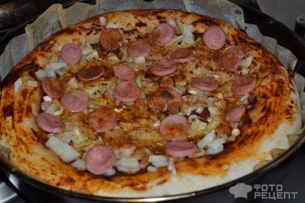 Рецепт: Пицца "Нельзя не соблазниться" - С сосисками на дрожжевом тесте