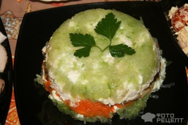 Рецепт: Салат из зеленой редьки - Слоёный "салат-перевёртыш"