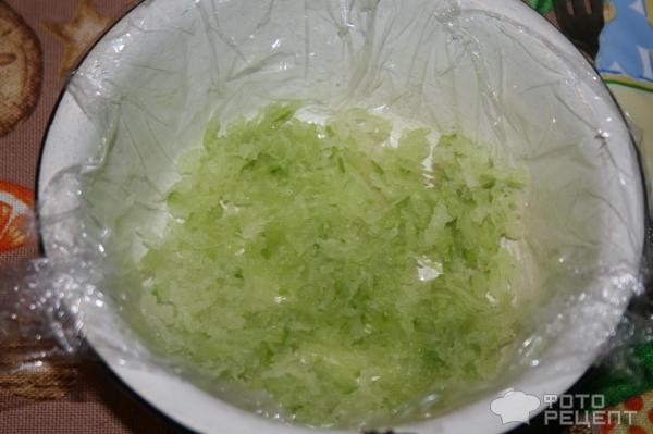 Рецепт: Салат из зеленой редьки - Слоёный "салат-перевёртыш"