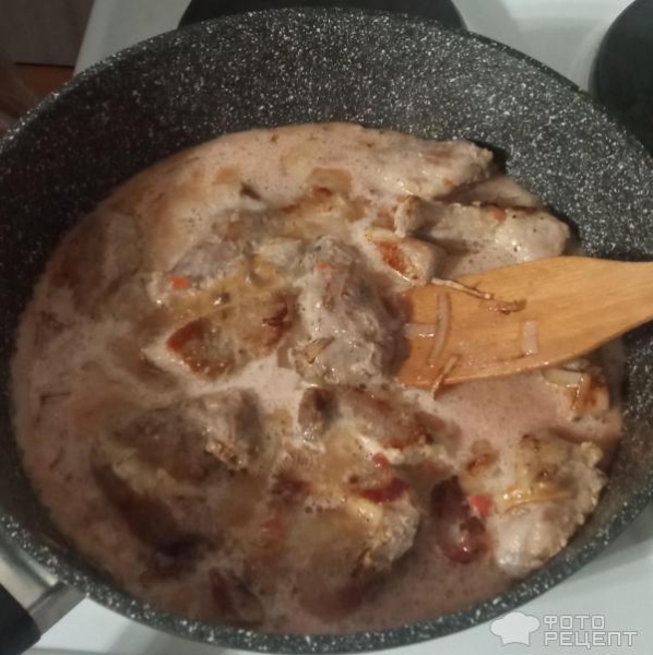 Рецепт: Свиная зажарка под простым соусом - соус на основе домашнего горлодёра