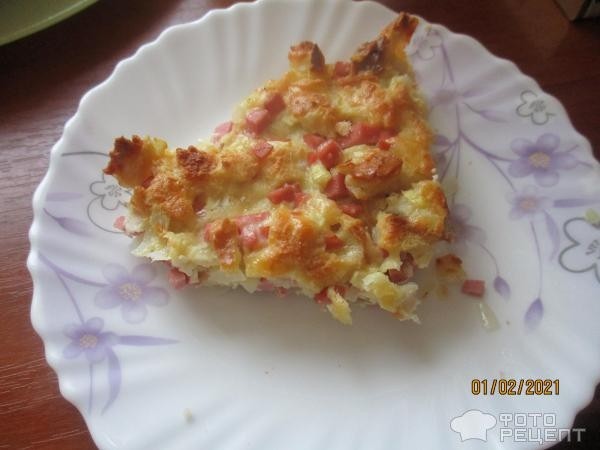 Рецепт: Заливной пирог без теста - с колбасой и сыром