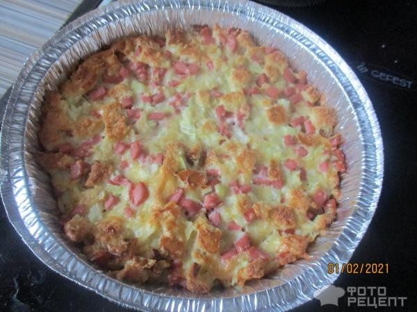 Рецепт: Заливной пирог без теста - с колбасой и сыром