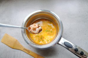 Молочный суп с креветками