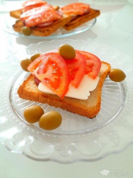 Рецепт: Быстрый бутербродный завтрак - С сыром фета, помидорами и колбасой.