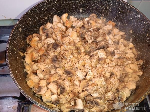 Рецепт: Фаршированные перцы куриной грудкой - В духовке, под беконом