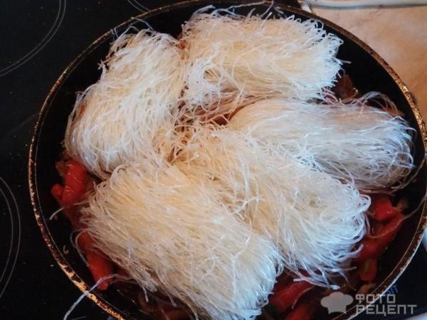 Рецепт: Фунчоза с курицей - с грибами и помидорами
