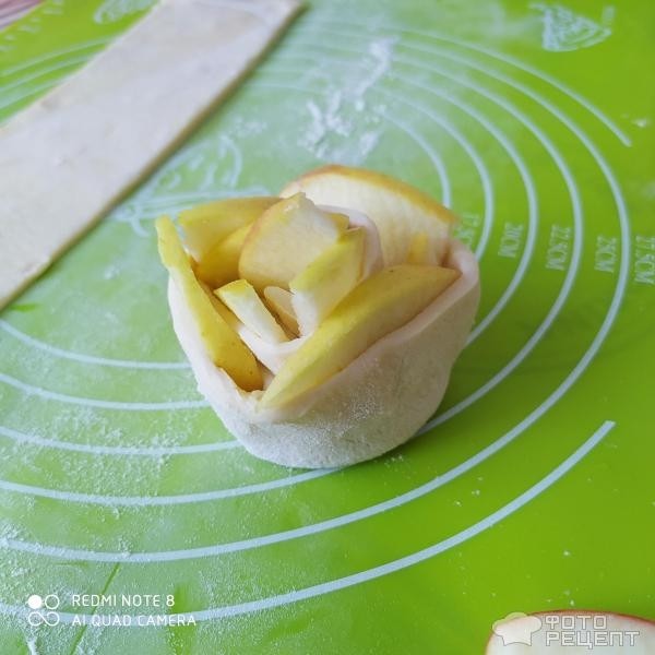 Рецепт: Необычные булочки с яблоками - Из слоёного теста