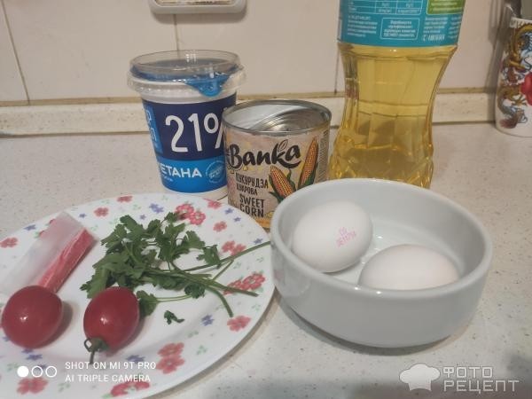Рецепт: Омлет на сковороде - С крабовыми палочками, помидорами черри и кукурузой.