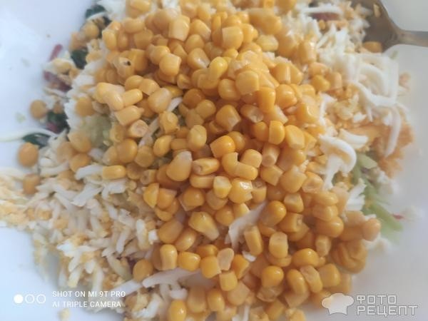 Рецепт: Салат из крабовых палочек с кукурузой и яйцом - И с колбасой.