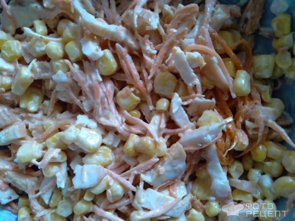 Рецепт: Салат "Салют" с сухариками - С морковью по-корейски и кукурузкой