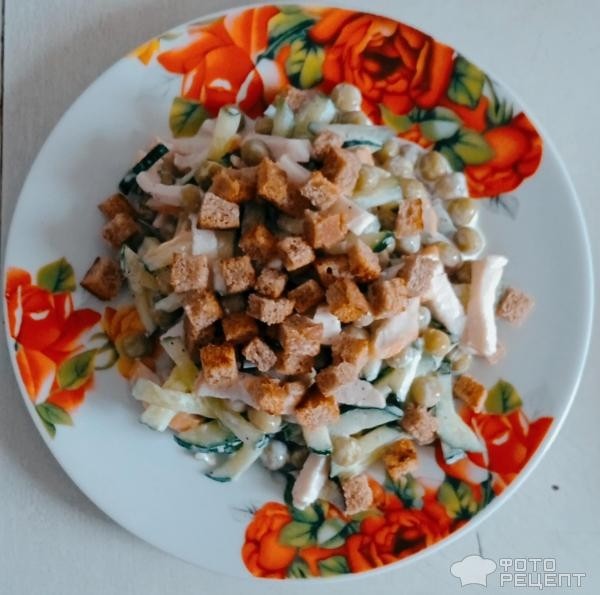 Рецепт: Салат со свежими огурцами, зеленым горошком и куриным филе - с сухариками
