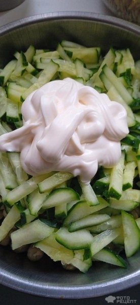 Рецепт: Салат со свежими огурцами, зеленым горошком и куриным филе - с сухариками
