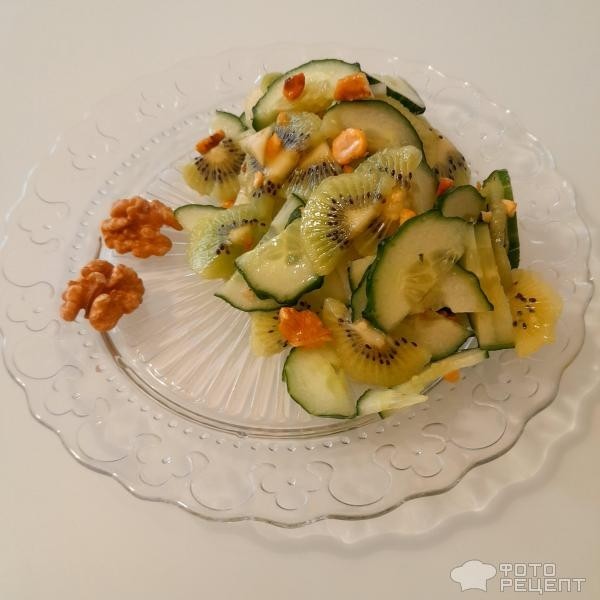Рецепт: Салат "Весенний вечер" из киви и огурца с орешками - С грушей, мятой и грецкими орехами