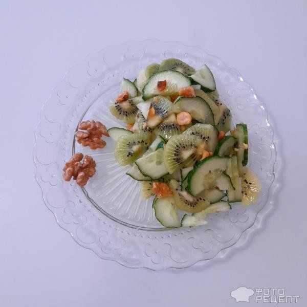 Рецепт: Салат "Весенний вечер" из киви и огурца с орешками - С грушей, мятой и грецкими орехами