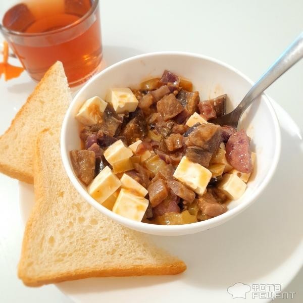 Рецепт: Теплый салат с копченостями - С краковской колбасой и сыром фета.
