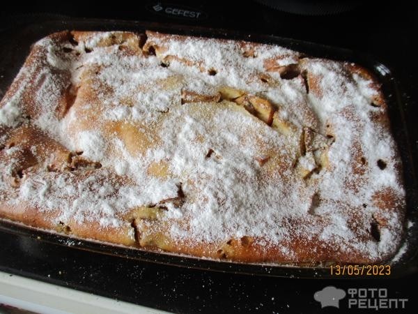 Рецепт: Заливной яблочный пирог - с клюквой и корицей