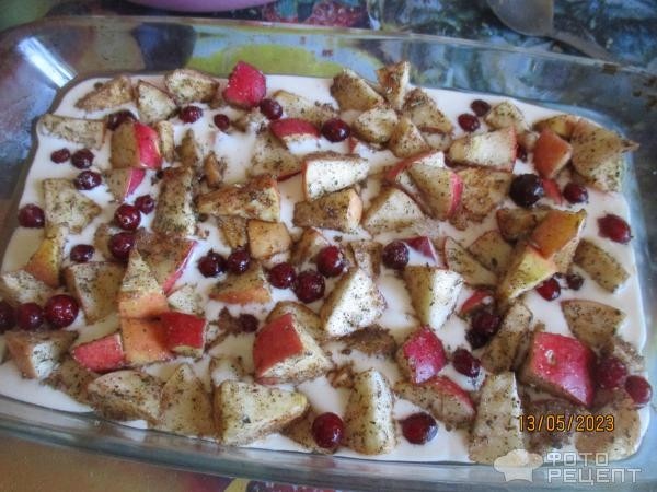 Рецепт: Заливной яблочный пирог - с клюквой и корицей