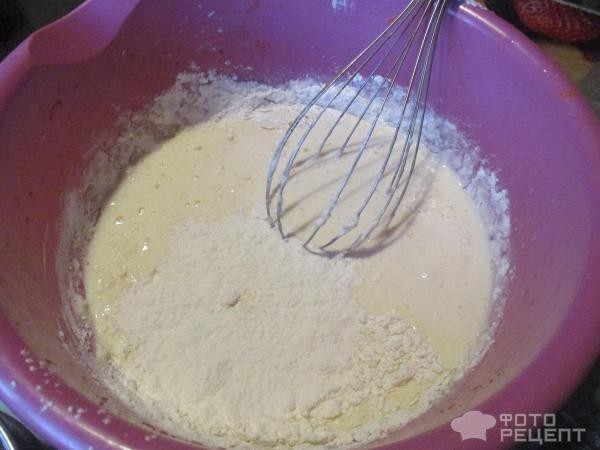 Рецепт: Заливной пирог - с яйцами, зеленым луком и сыром