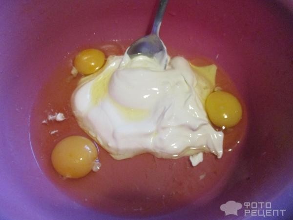 Рецепт: Заливной пирог - с яйцами, зеленым луком и сыром