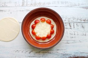 Пирог с камамбером и помидорами черри