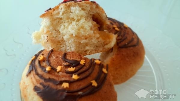 Рецепт: Булочки "Лакомка" из творожного теста - Рецепт дрожжевого творожного теста, булочки с яблочным вареньем, с шоколадной глазурью.