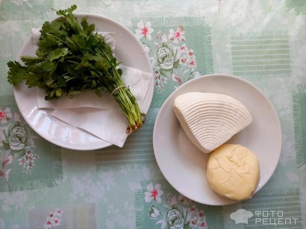 Рецепт: Хачапури по-мегрельски - с брынзой, сулугуни и кинзой